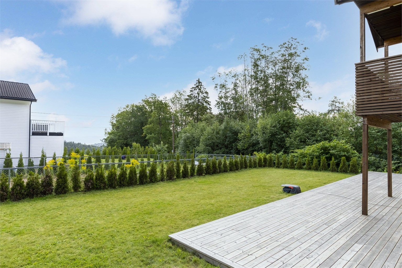 Nordøstvendt platting på ca. 72 kvm med tilgang til hageområde