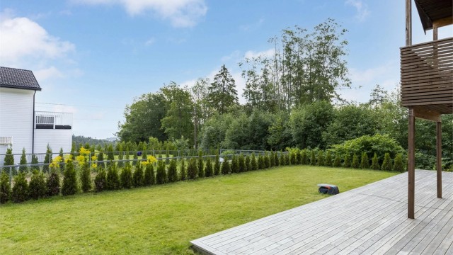 Nordøstvendt platting på ca. 72 kvm med tilgang til hageområde