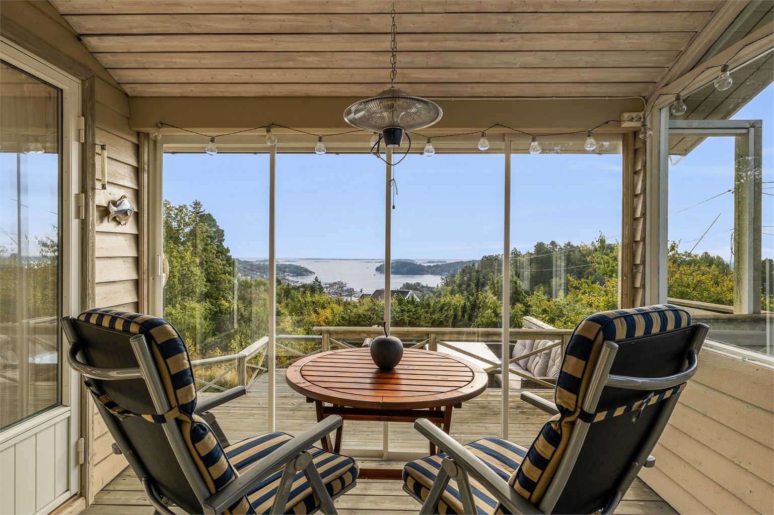 Fra stuen er det utgang til en innglasset terrasse som forlenger sesongen.