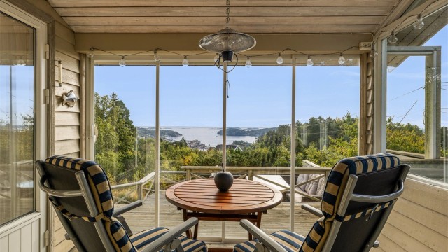Fra stuen er det utgang til en innglasset terrasse som forlenger sesongen.