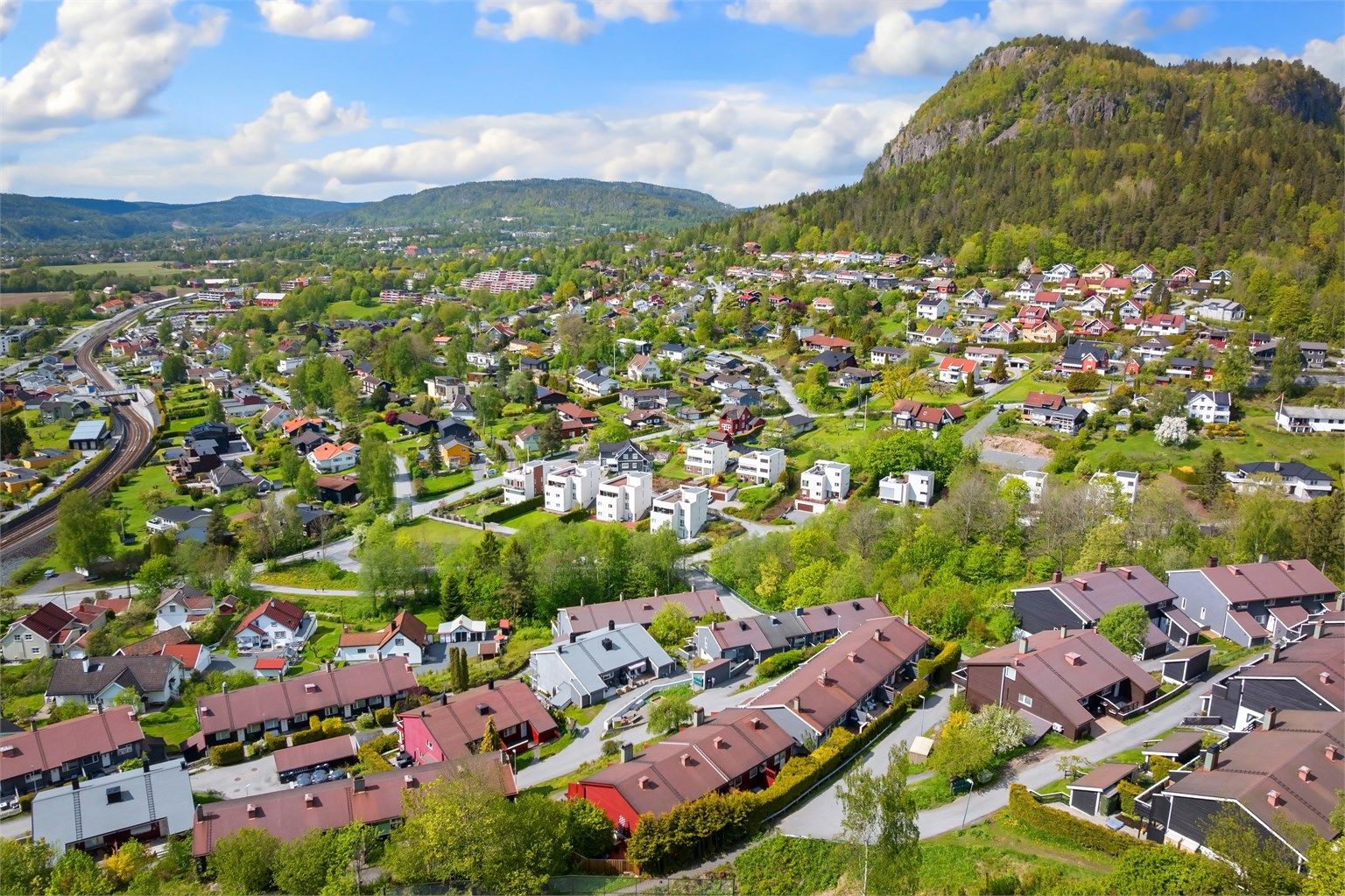 Hauger T-banestasjon ligger kun 9 minutters gange unna, og gir enkel tilgang til Oslo.