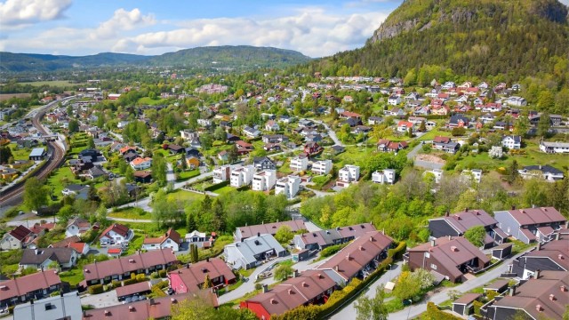 Hauger T-banestasjon ligger kun 9 minutters gange unna, og gir enkel tilgang til Oslo.