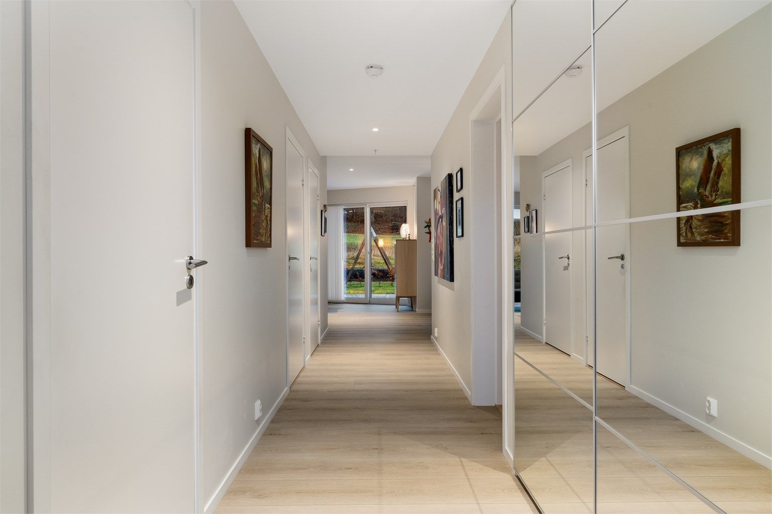 Stor gang med skyvedørsgarderobe