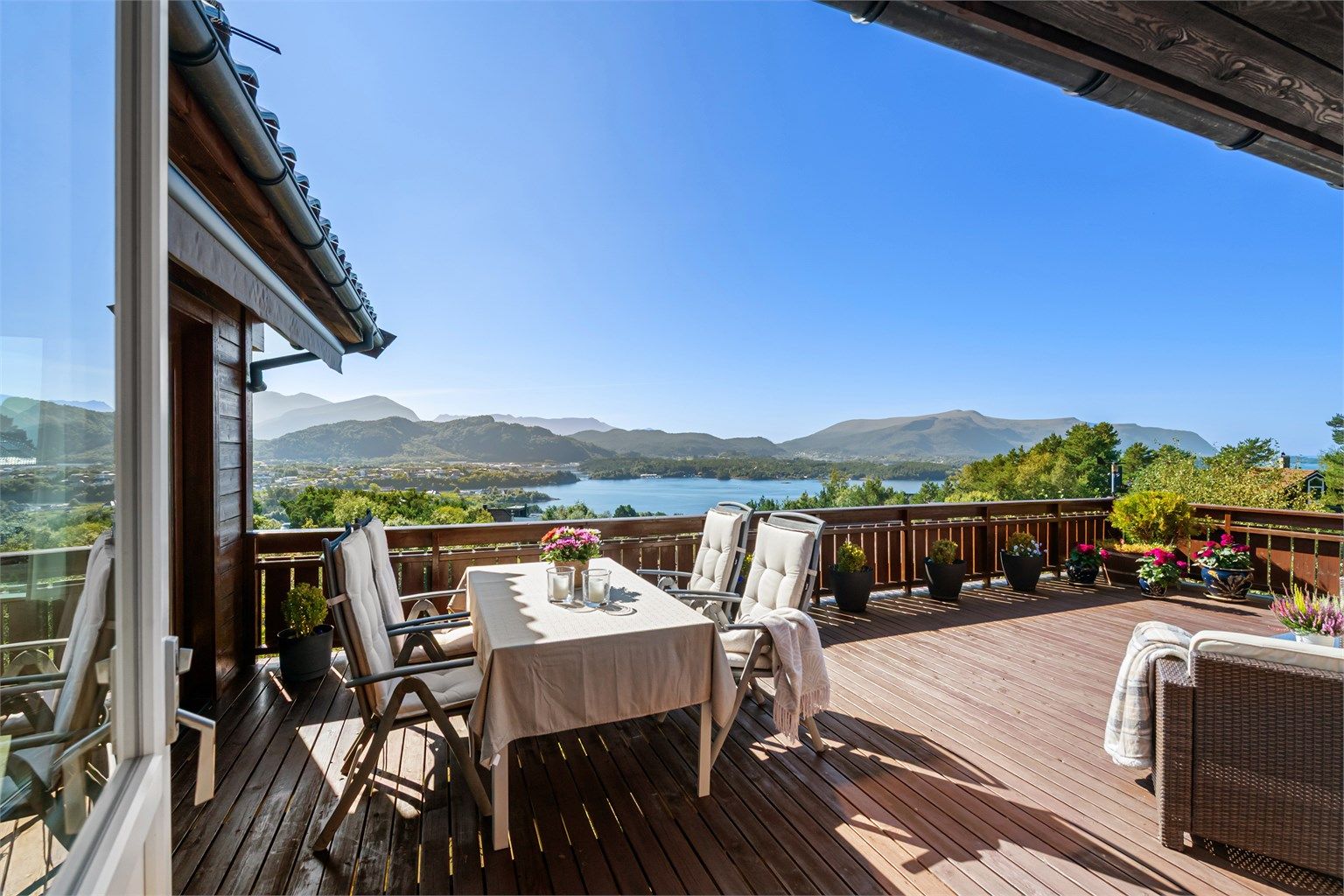 Terrasse på 38 kvm med praktfull utsikt mot fjord og fjell. 