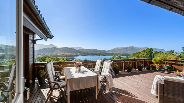 Terrasse på 38 kvm med praktfull utsikt mot fjord og fjell.