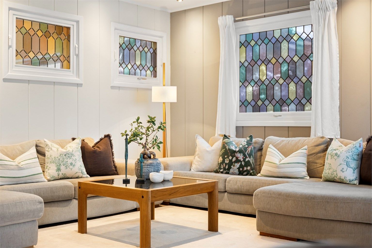 Dekorative vinduer gir rommet et særpreg.