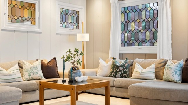 Dekorative vinduer gir rommet et særpreg.