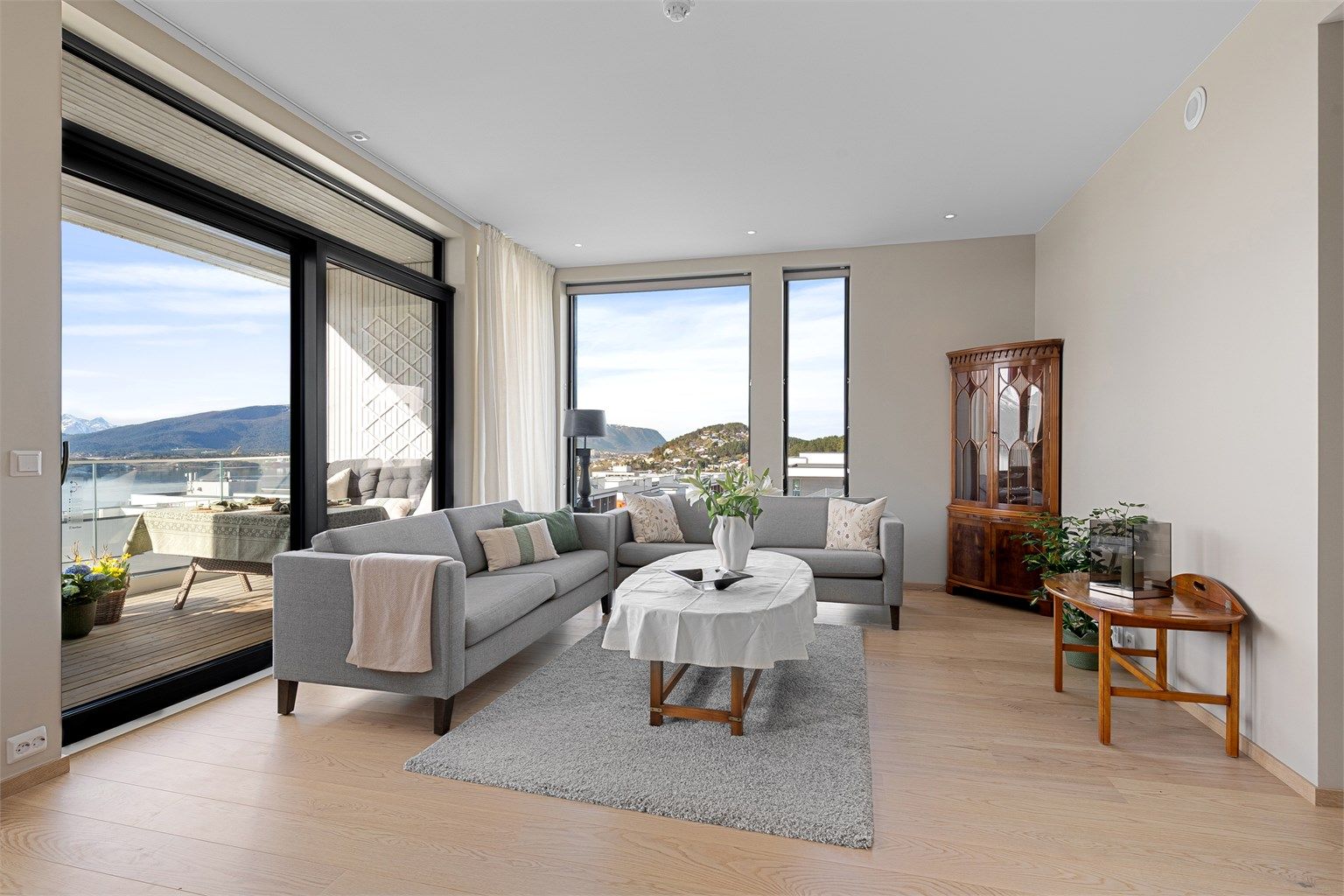 Hele oppholdsrommet har gjennomgående parkett og behagelig, vannbåren gulvvarme