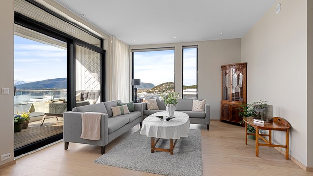 Hele oppholdsrommet har gjennomgående parkett og behagelig, vannbåren gulvvarme