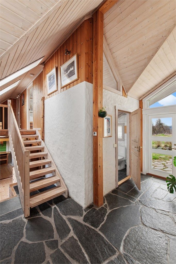 Entréen er meget gjennomført med stilige takvinkler, vinduer og godt utført håndtverk.