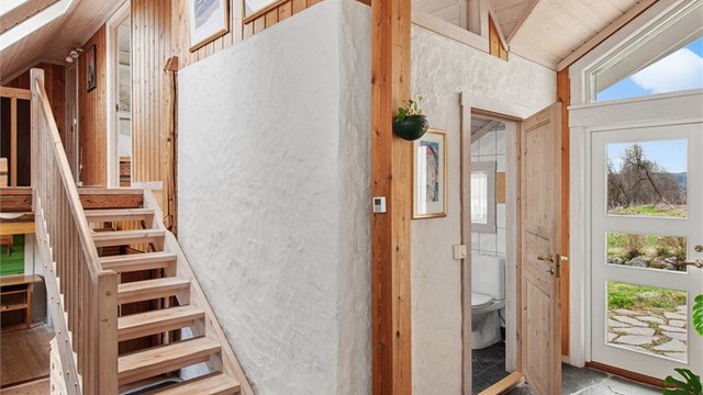 Entréen er meget gjennomført med stilige takvinkler, vinduer og godt utført håndtverk.