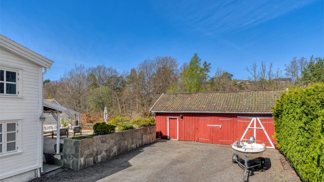 Stor plass for parkering. Garasje på 70 kvm.