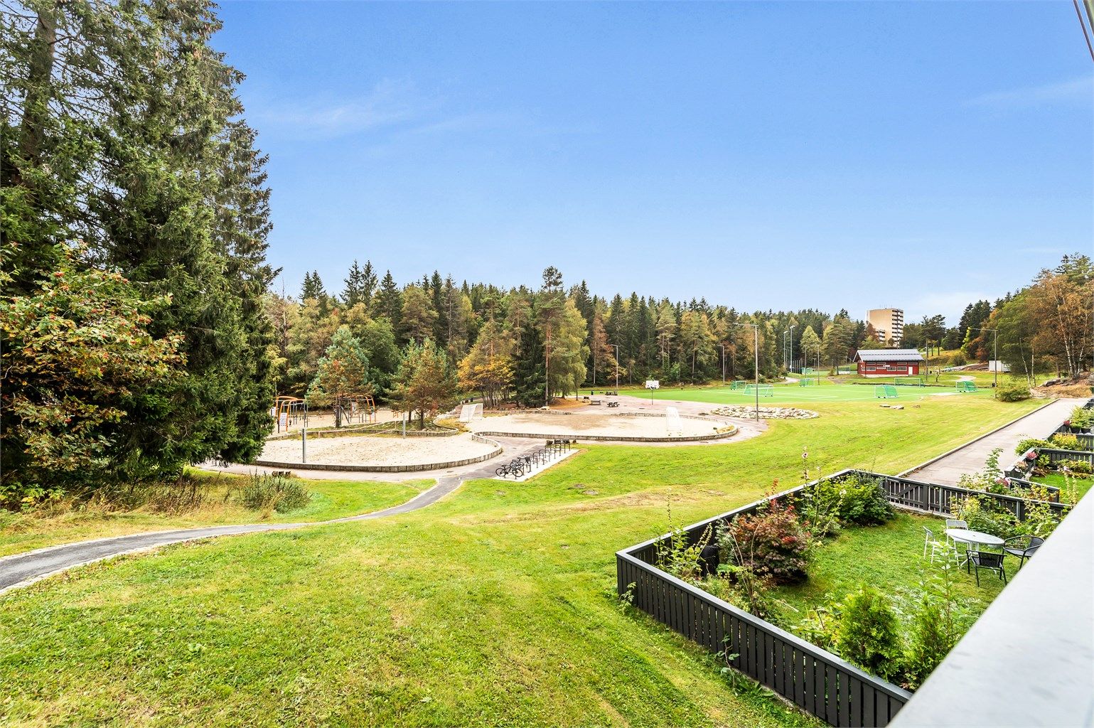 I området finner man både parker, turområder, lekeområder og badeplass.