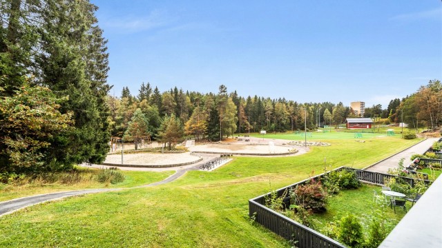 I området finner man både parker, turområder, lekeområder og badeplass.