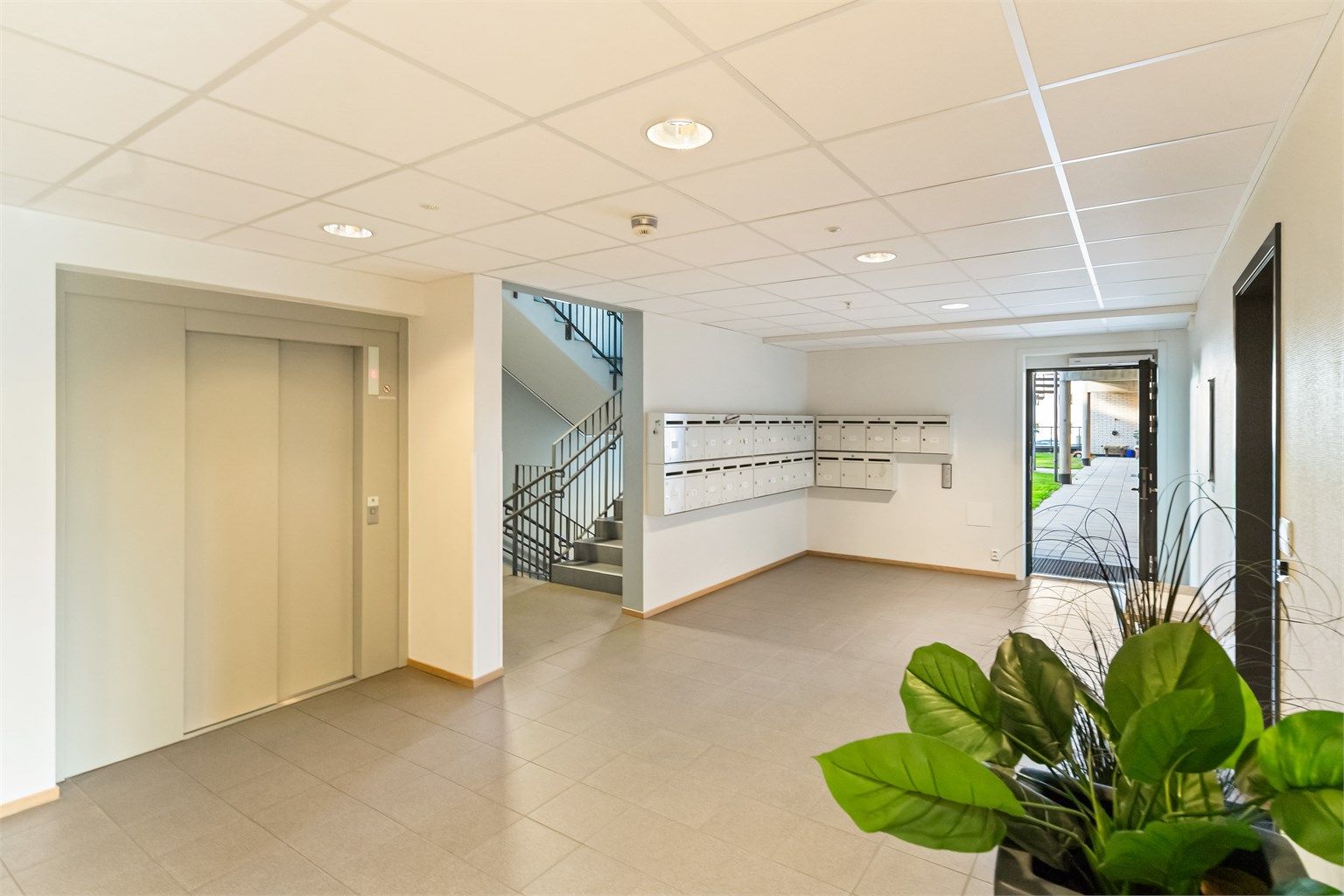 Heis i bygget og portåpner fra hoveddøren. Garasjeplass i kjeller medfølger