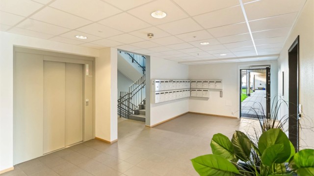 Heis i bygget og portåpner fra hoveddøren. Garasjeplass i kjeller medfølger