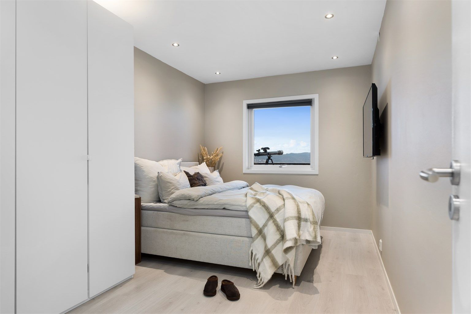 Hovedsoverommet er på ca 12 kvm. Spotter i taket også her. 