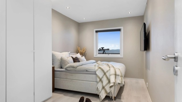 Hovedsoverommet er på ca 12 kvm. Spotter i taket også her.