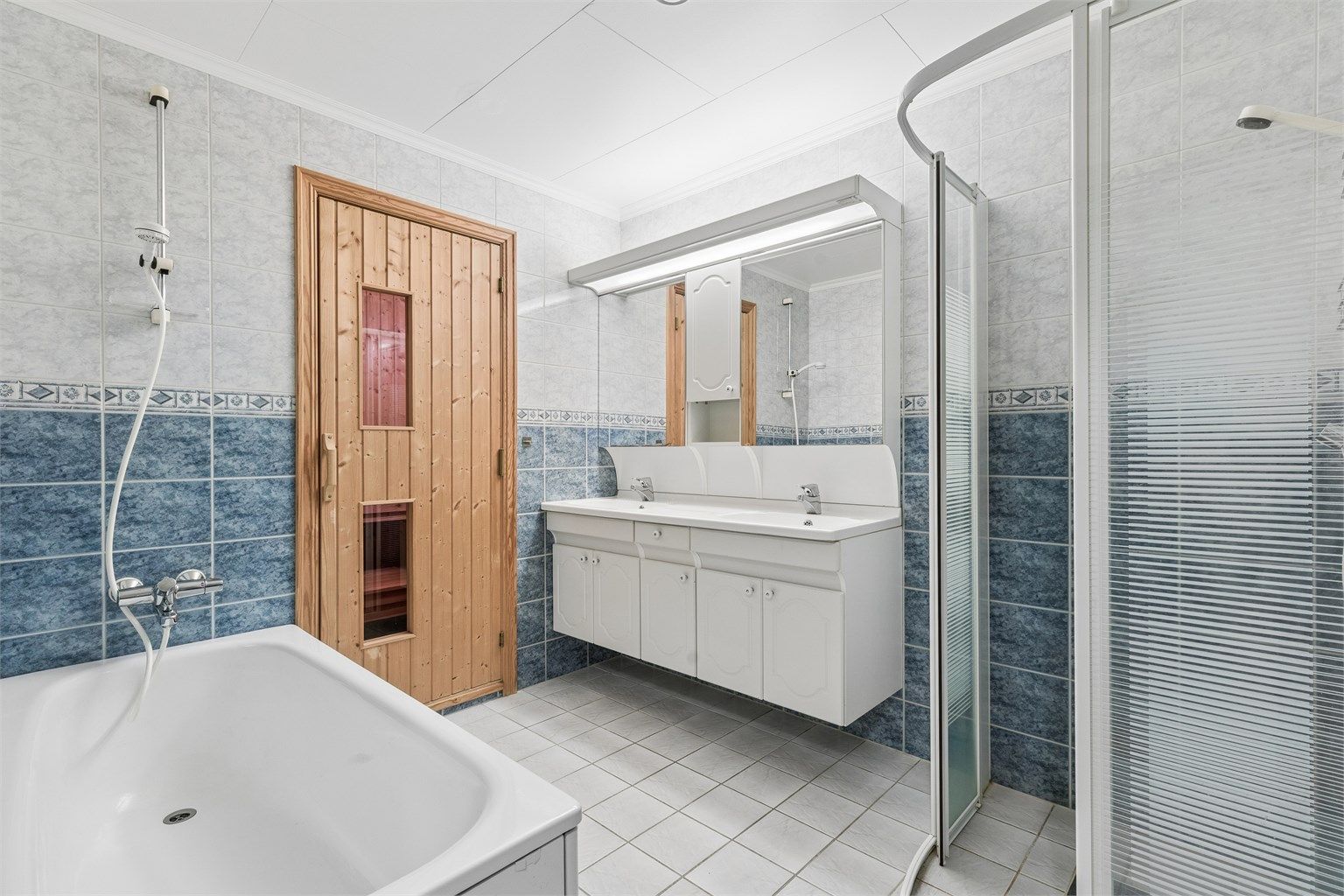 Badet har både badekar og direkte tilgang til egen badstue.