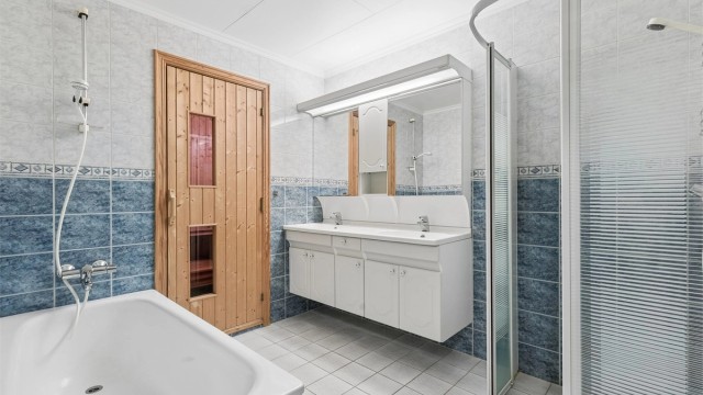 Badet har både badekar og direkte tilgang til egen badstue.