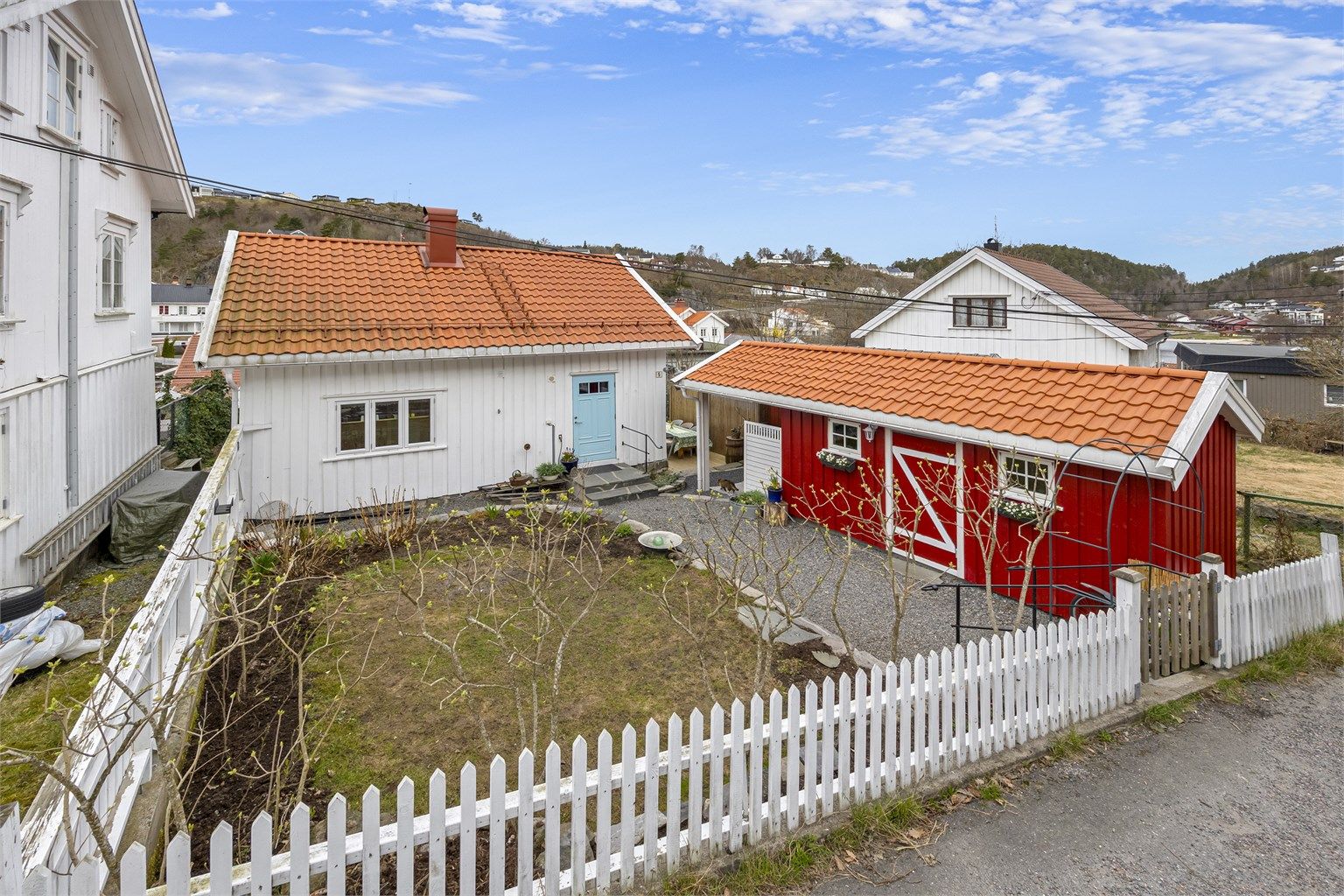 Koselig, oppgradert og vedlikeholdt Sørlandshus passe tilbaketrukket fra sentrum!