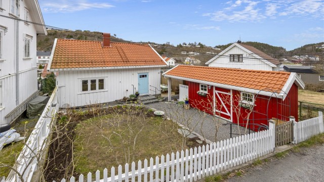 Koselig, oppgradert og vedlikeholdt Sørlandshus passe tilbaketrukket fra sentrum!