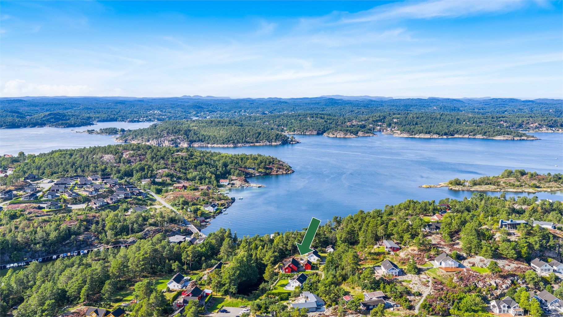 Attraktiv beliggenhet tett på sjø og natur.
