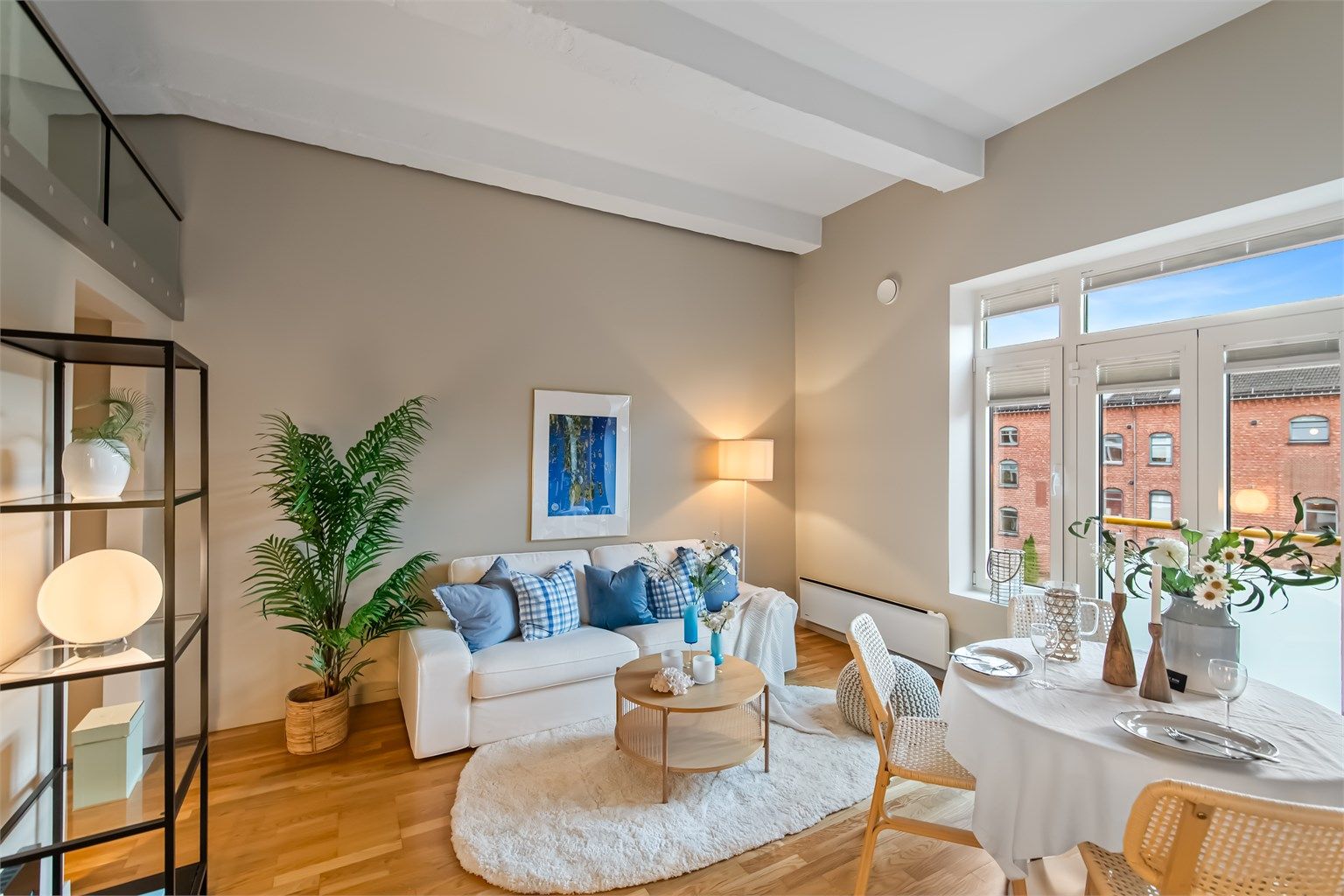 Fin stue og kjøkkendel med fransk balkong