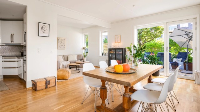 Boligen har vinduer på hele 3 sider, og moderne standard fra 2012.