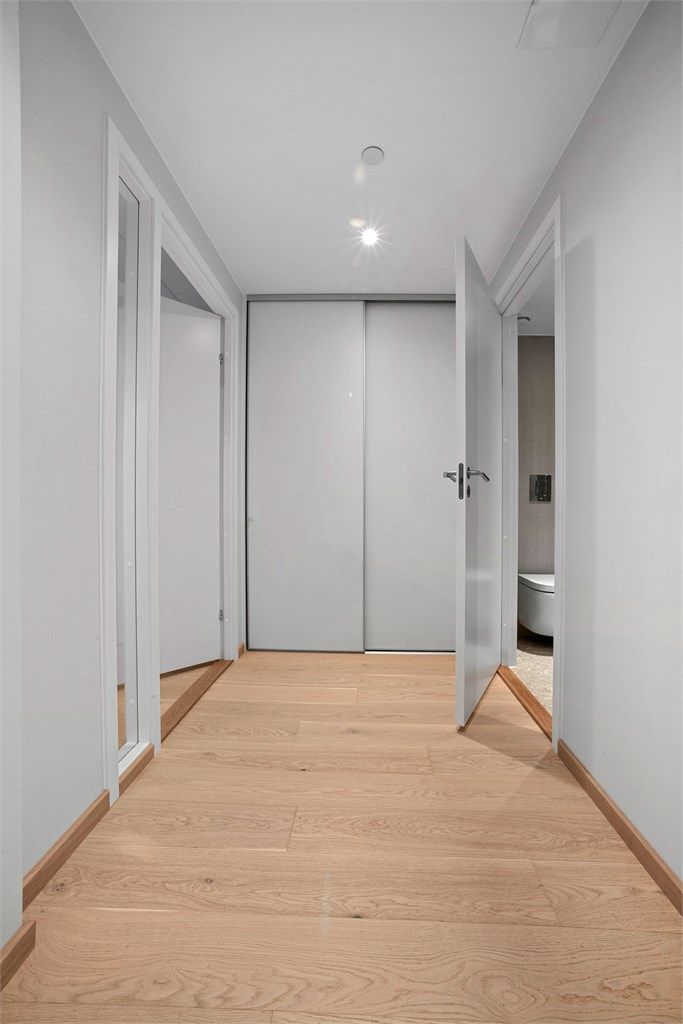 En lys entré med plass til oppheng av yttertøy og til å sette fra seg sko. 