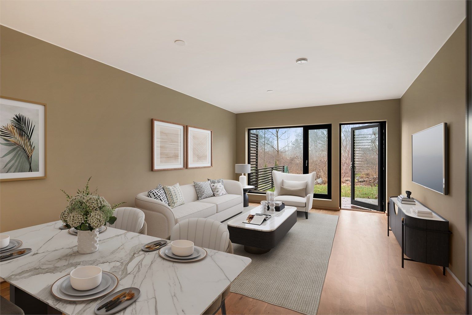 Romslig og innbydende stue med store vindusflater som slipper inn rikelig med naturlig lys. (Digital styling)