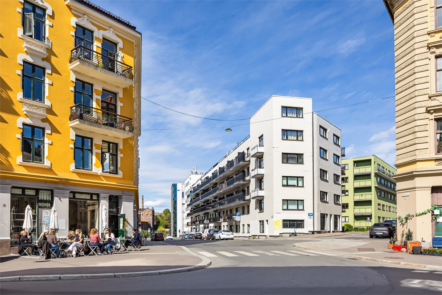 Øvrefoss er en hyggelig sidegate. Samtidig er det kort vei til alle fasiliteter like utenfor døren, som Restaurant og café Babbo Collective ligger 100 meter unna leiligheten.