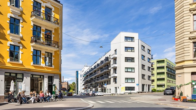 Øvrefoss er en hyggelig sidegate. Samtidig er det kort vei til alle fasiliteter like utenfor døren, som Restaurant og café Babbo Collective ligger 100 meter unna leiligheten.