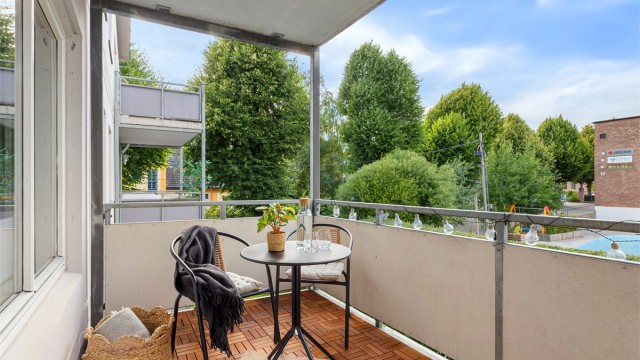 Velkommen til Fyrstikkalléen 15A! En lekker og gjennomgående 3-roms med en romslig, nordvestvendt balkong på ca. 7,6 m². Foto: Henrik Eriksen v/Fotostallen