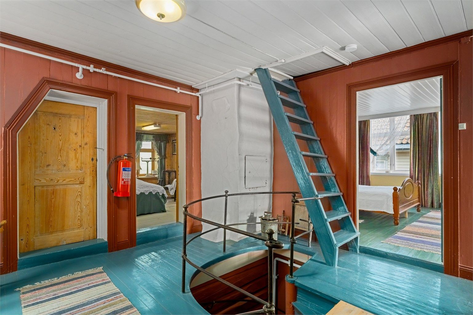 I gangen er det trapp ned til det gamle bakeriutsalget. Det er mye historie i veggene og overflater er godt tatt vare på i denne delen.