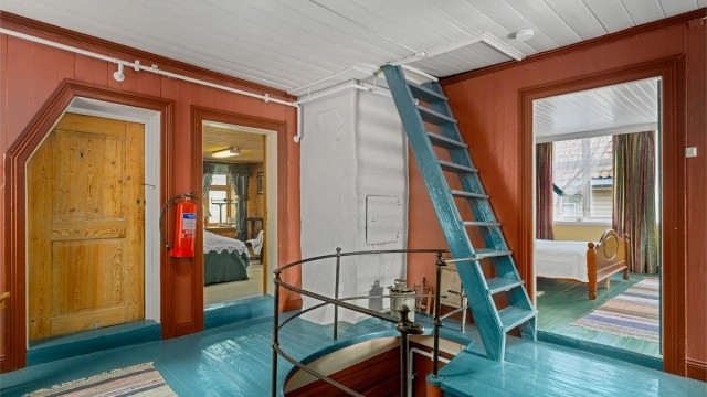 I gangen er det trapp ned til det gamle bakeriutsalget. Det er mye historie i veggene og overflater er godt tatt vare på i denne delen.