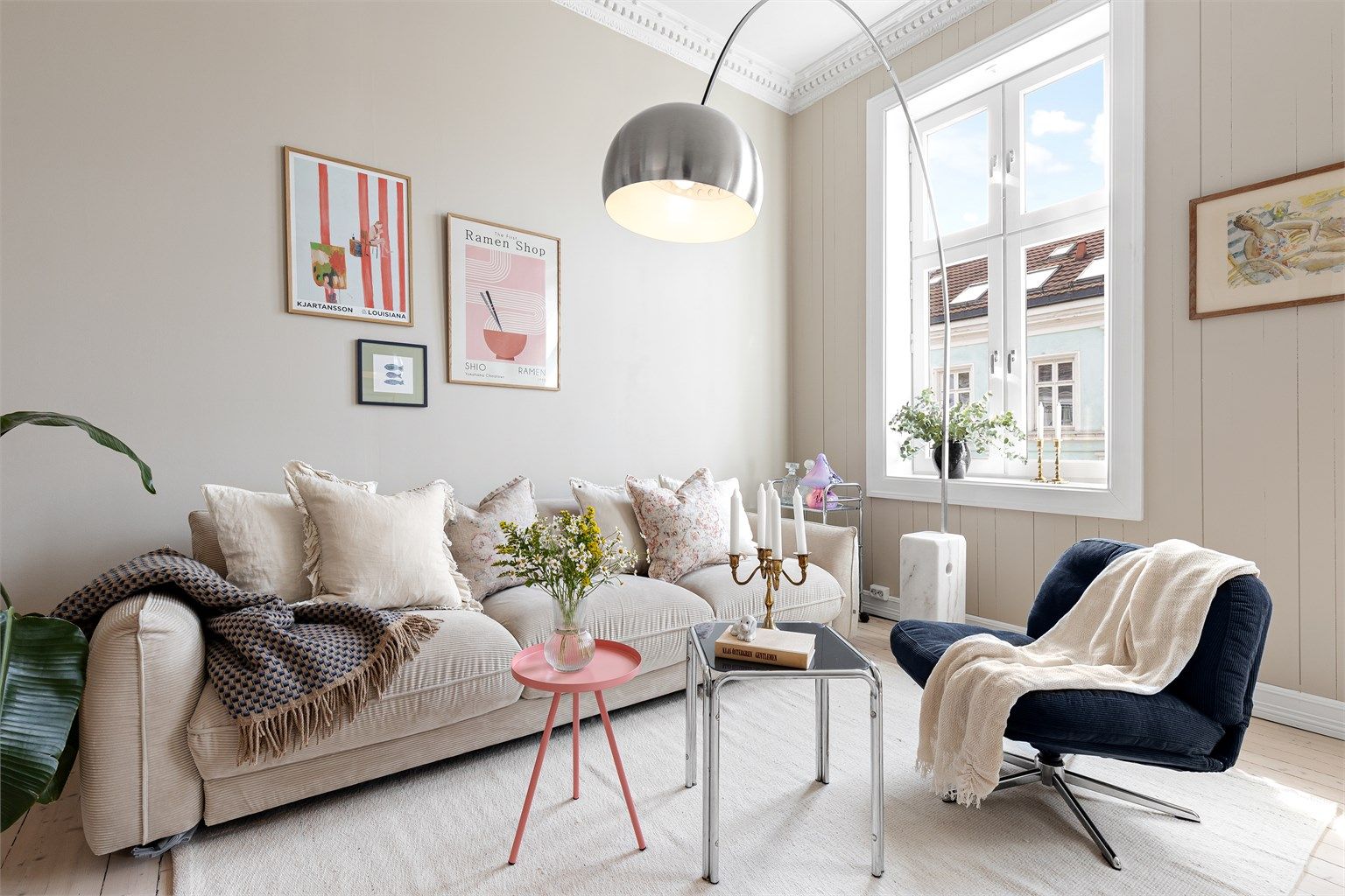 Vakre, klassiske detaljer som stukkatur og store vinduer med dype karmer.