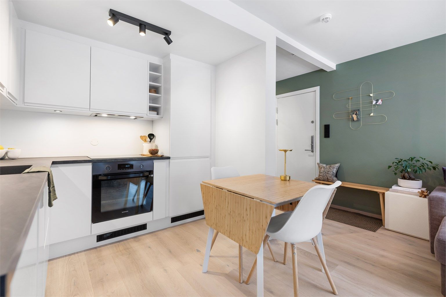 Leiligheten er nyoppusset og holder god standard 