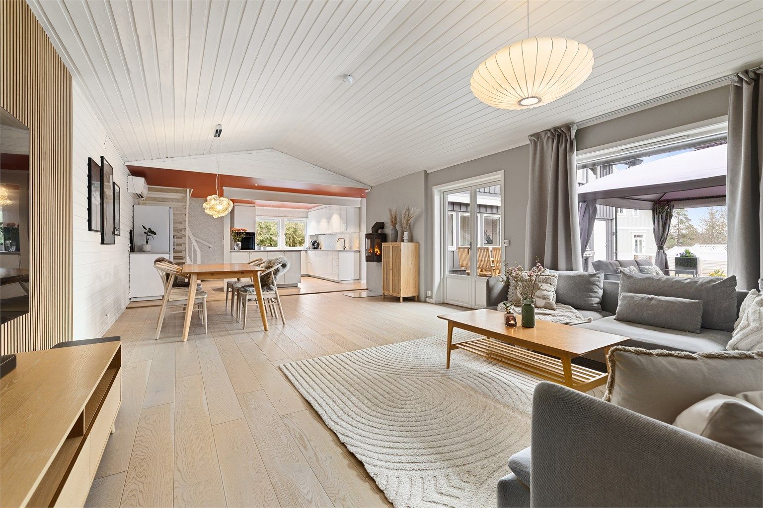 Stue i 1. etasje - store vindusflater gir mye naturlig lys inn - utgang til solrik uteplass - åpen kjøkkenløsning mot stue