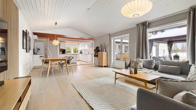 Stue i 1. etasje - høy høy himling - god plass til spisebord og sofaløsning - store vindusflater gir mye naturlig lys inn - utgang til solrik uteplass - åpen kjøkkenløsning mot stue