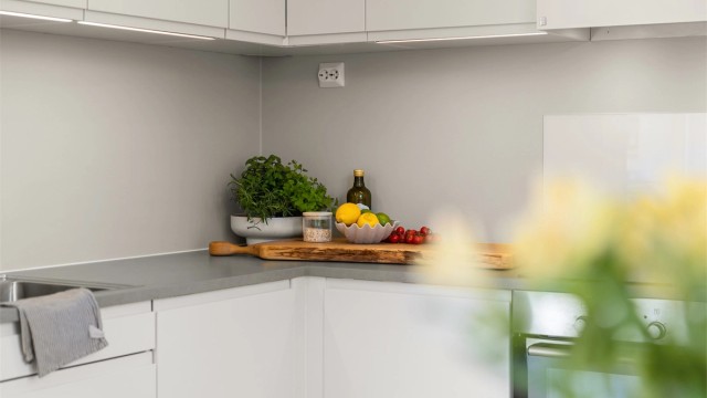 Praktiske detaljer som benkebelysning og automatisk vannstopper med fuktsensor er installert på kjøkkenet.