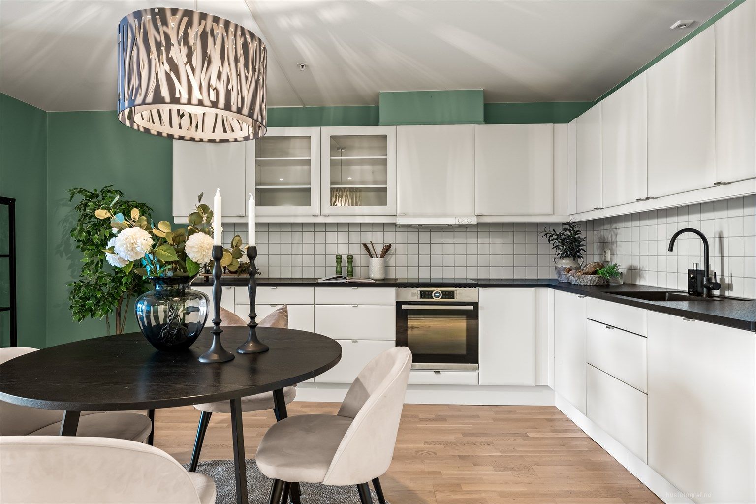 Pen kjøkkeninnredning med helintegrerte hvitevarer.