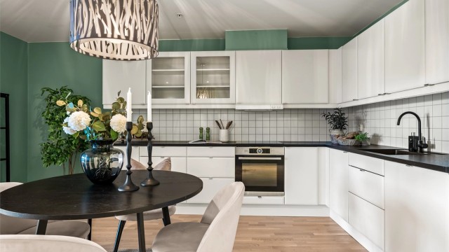 Pen kjøkkeninnredning med helintegrerte hvitevarer.