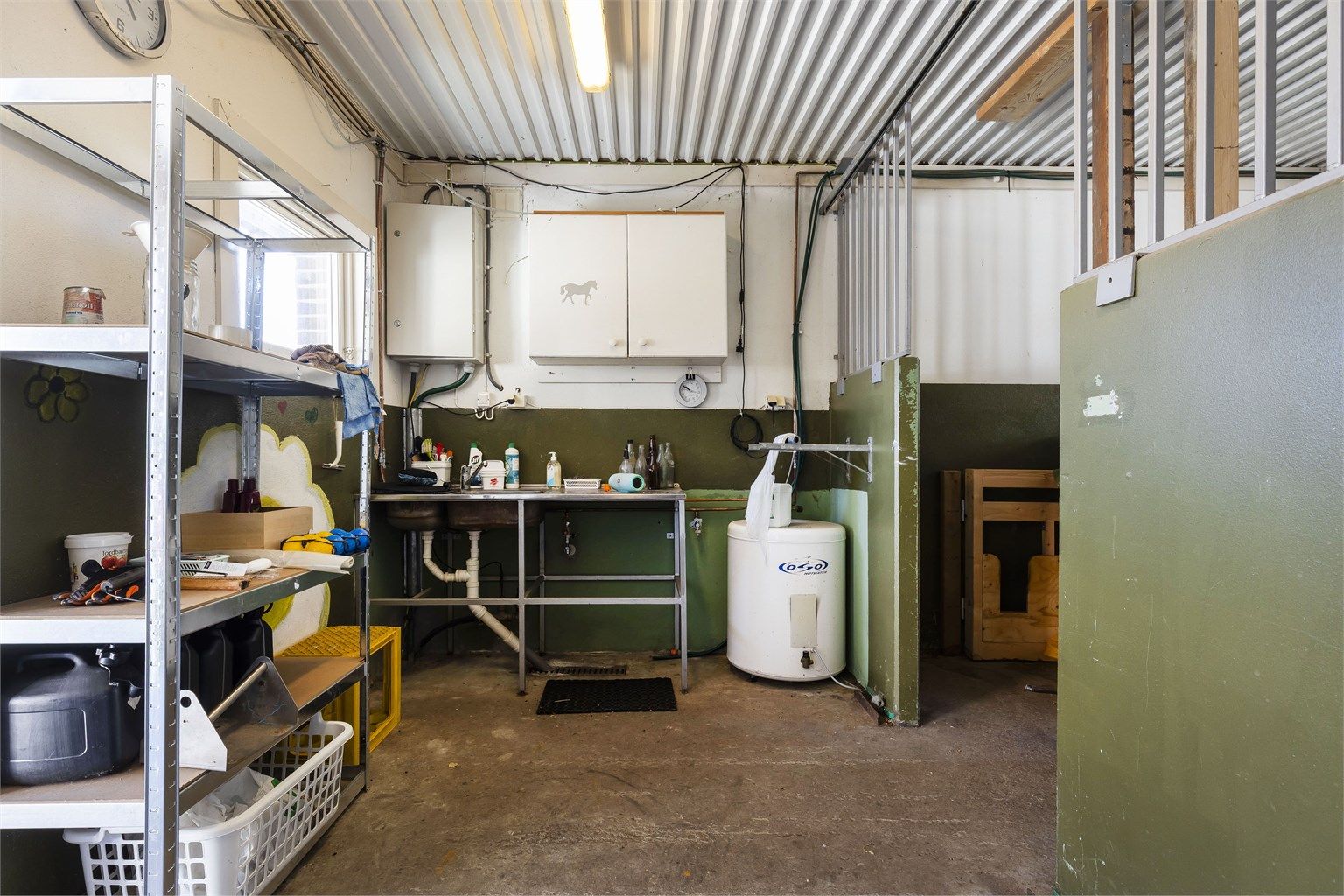 Eget vaske- og utstyrsrom til hest.