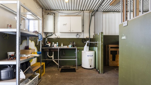 Eget vaske- og utstyrsrom til hest.