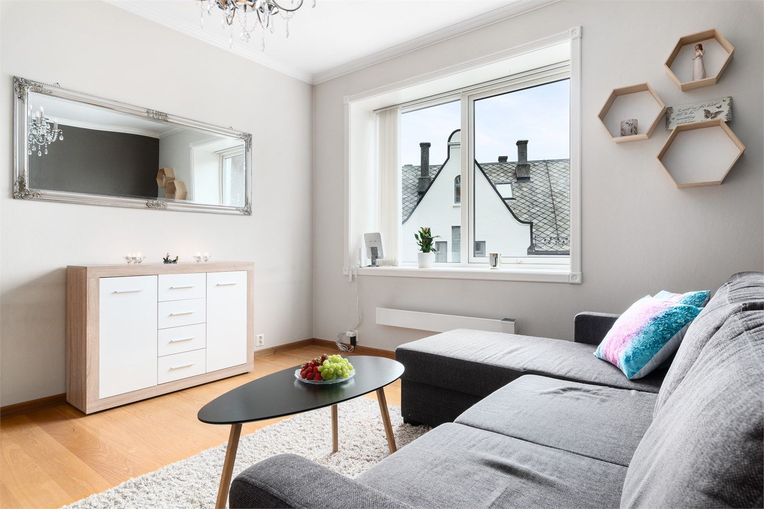 Den gode takhøyden, i kombinasjon med godt lysinnslipp, bidrar til en behagelig opplevelse og god romfølelse. Legg og merke til listverket i jugendstil rundt vinduene