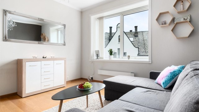 Den gode takhøyden, i kombinasjon med godt lysinnslipp, bidrar til en behagelig opplevelse og god romfølelse. Legg og merke til listverket i jugendstil rundt vinduene