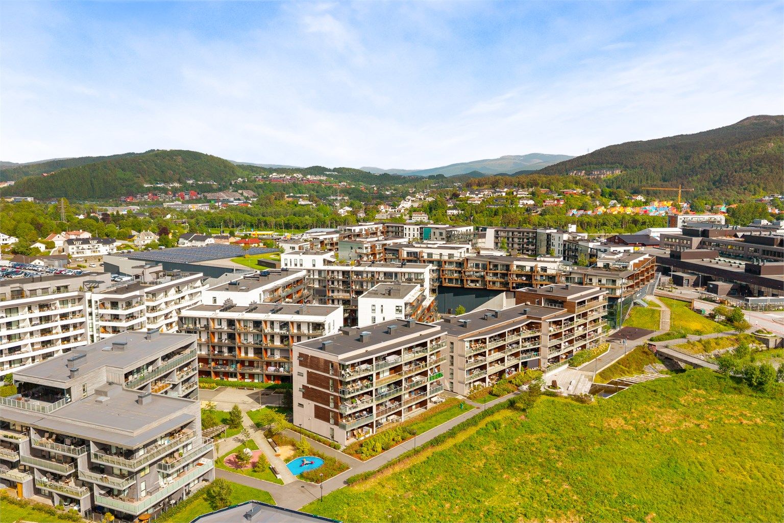 Sentral beliggenhet i Myrdal med umiddelbar nærhet til service- og handelstilbud.
