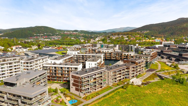 Sentral beliggenhet i Myrdal med umiddelbar nærhet til service- og handelstilbud.