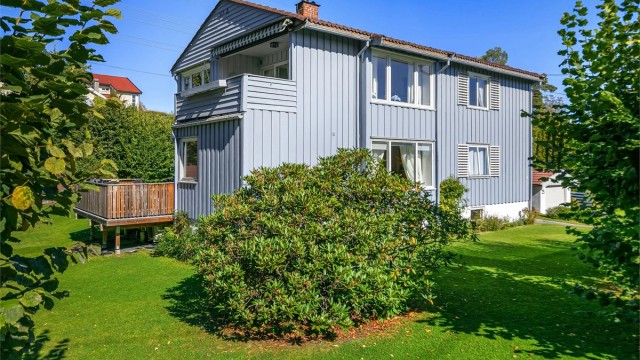 Boligen har uteplasser på flere nivåer med terrasse i første etasje og balkong i andre etasje.